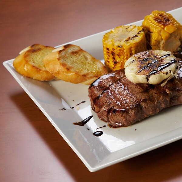 GRILLEZETT STEAK BORJÚBÓL GRILLEZETT KUKORICÁVAL ÉS FOKHAGYMÁS VAJJAL